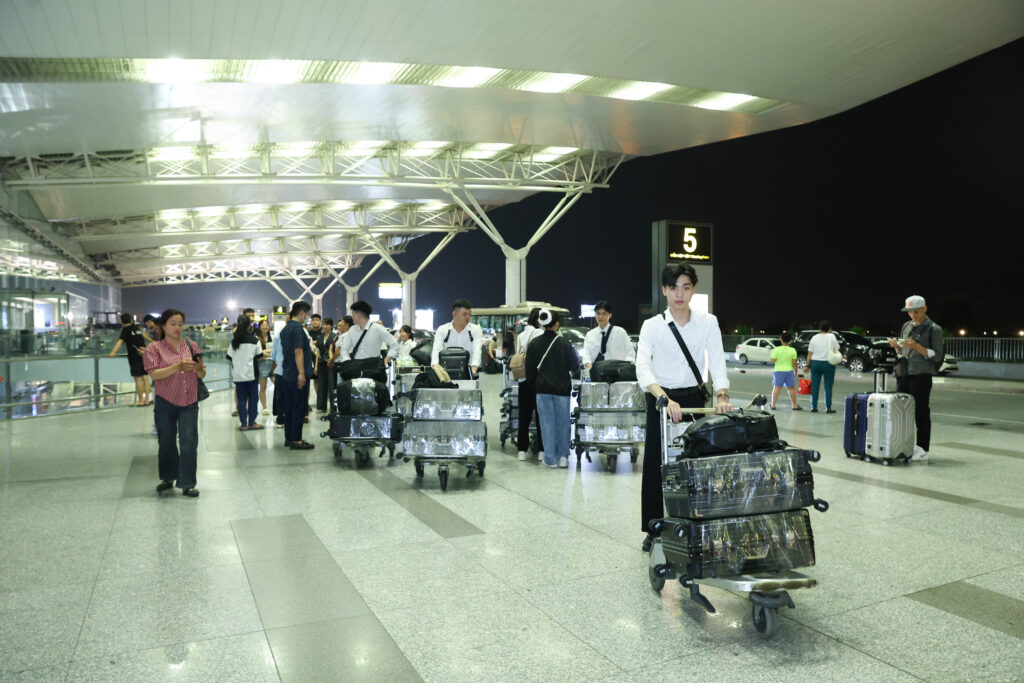 Thanh Bình đồng hành cùng học viên trong chuyến bay sang Nhật.