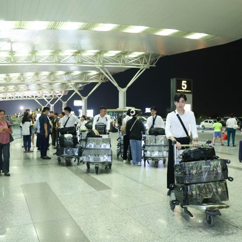 Thanh Bình đồng hành cùng học viên trong chuyến bay sang Nhật.